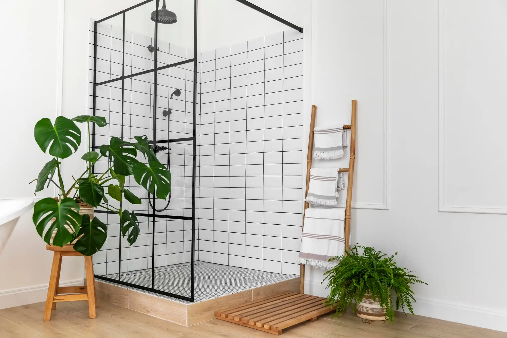 Salle de bain moderne avec carrelage géométrique, éclairage encastré et mobilier élégant
