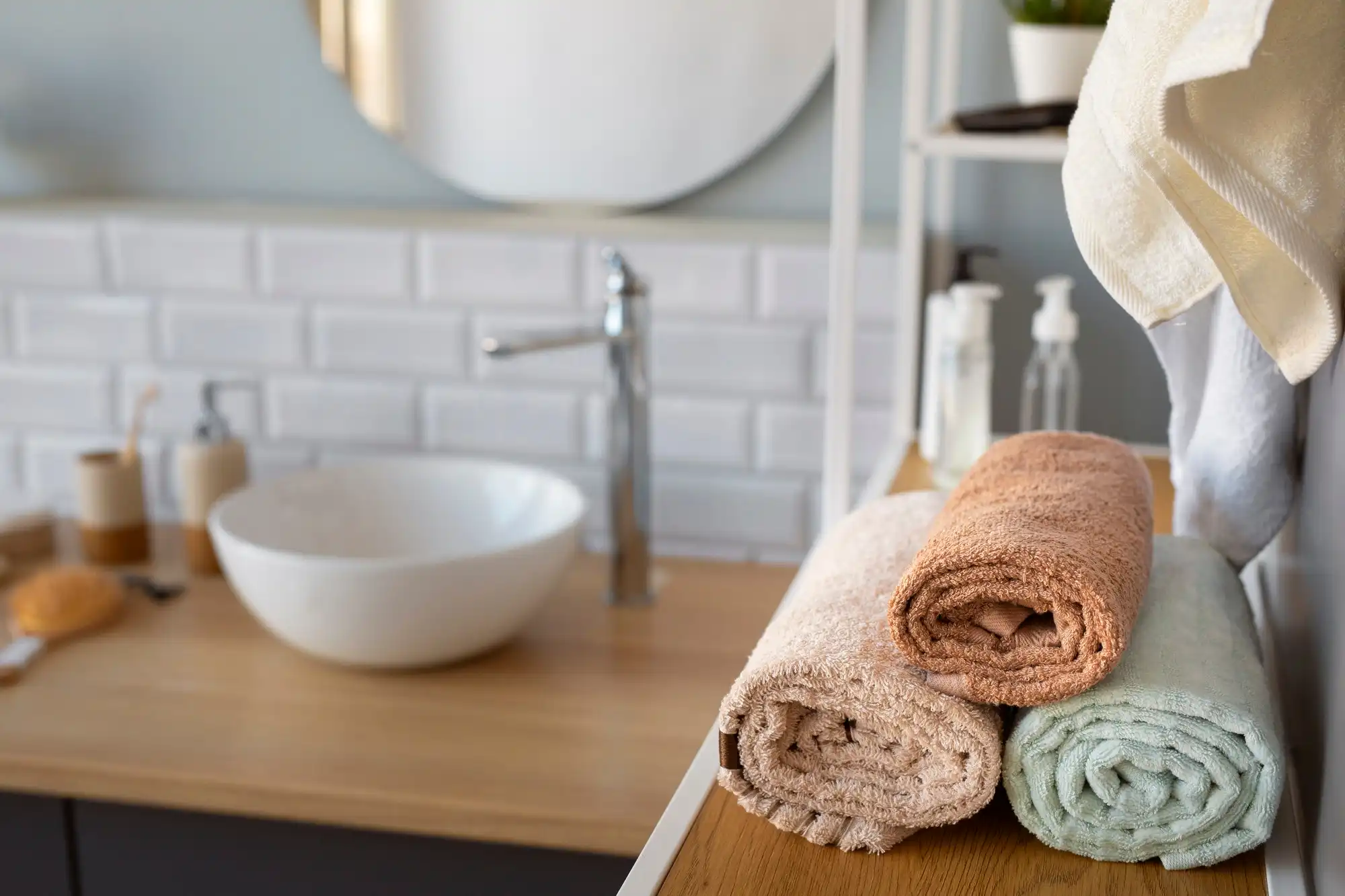 Comparaison entre une vasque et un lavabo dans une salle de bain moderne.